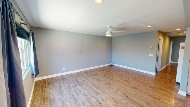 Building Photo - 3 Bed Home | Large Backyard