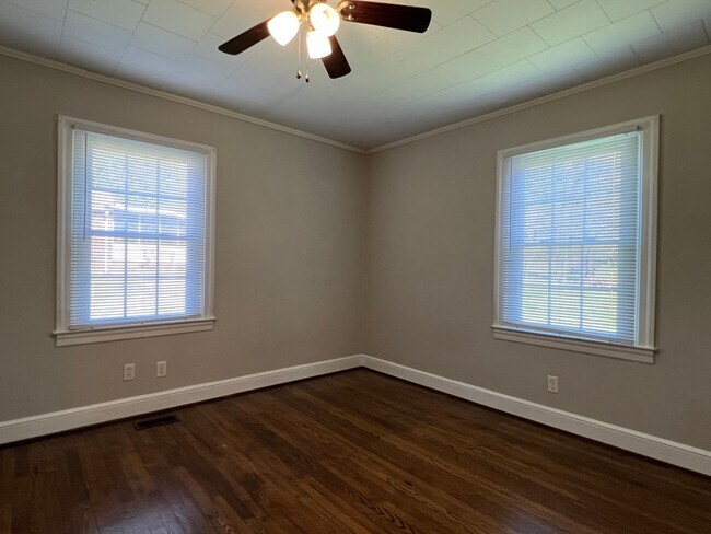 Building Photo - MOVE-IN READY!