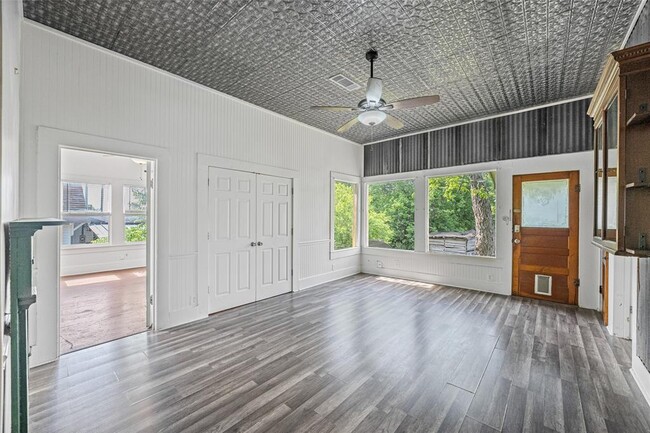 Building Photo - 433 E Davilla St