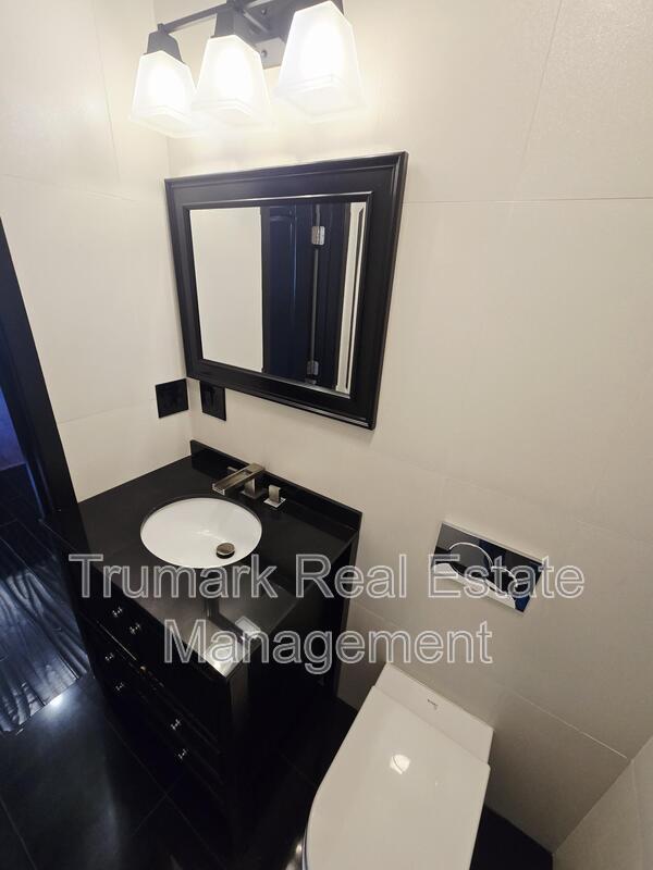 Building Photo - 12426 Moorpark St