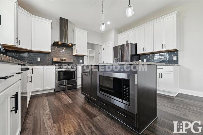 Building Photo - 1038 Stoneleigh Rd
