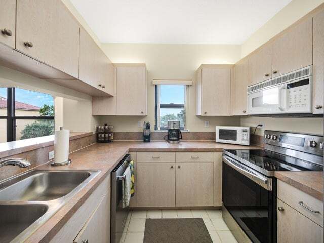 Building Photo - 200 Uno Lago Dr