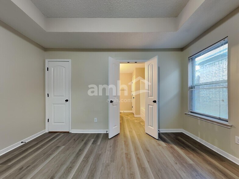 Building Photo - 10062 Mill Hill Ave