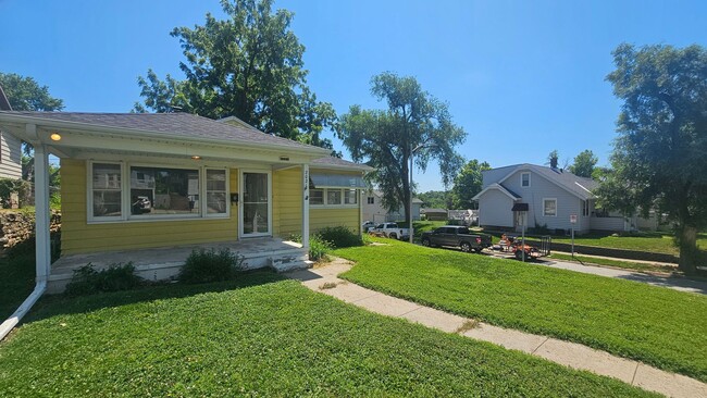 Primary Photo - Mid Century 3 Bedroom