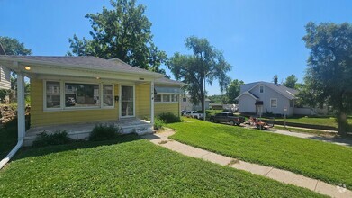 Building Photo - Mid Century 3 Bedroom