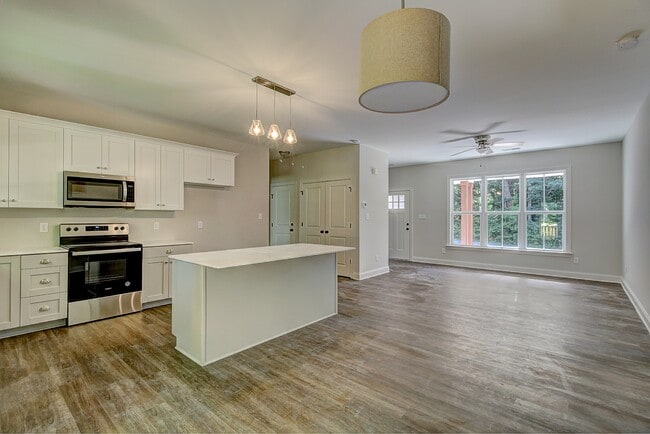 Building Photo - 248 Delview Dr