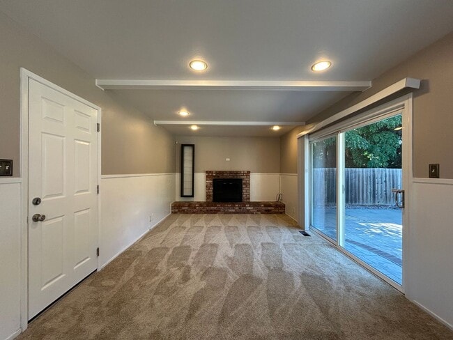 Building Photo - Spacious Single-Story 4BR Home with Bonus ...