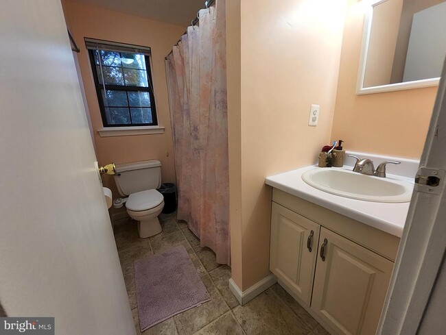 Building Photo - 2 Adam Ct