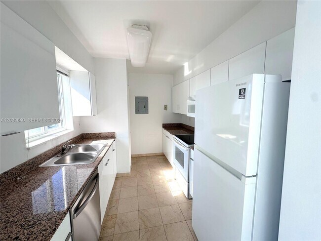 Building Photo - 5900 Collins Ave