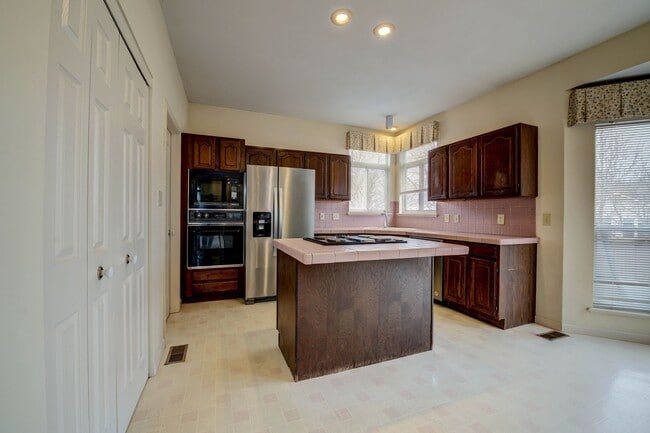 Building Photo - Spacious Parkway South Home with Walk-Out Basement & Large Backyard