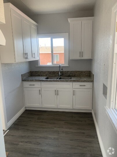 Building Photo - Spacious 2-Bedroom Apartment in Prime Los ...