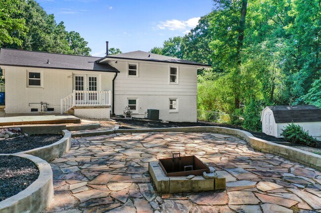 Building Photo - Gorgeous 3 Bedroom, 2 Bath Split-level home in Brentwood - High-end Renovation, Pet Friendly!