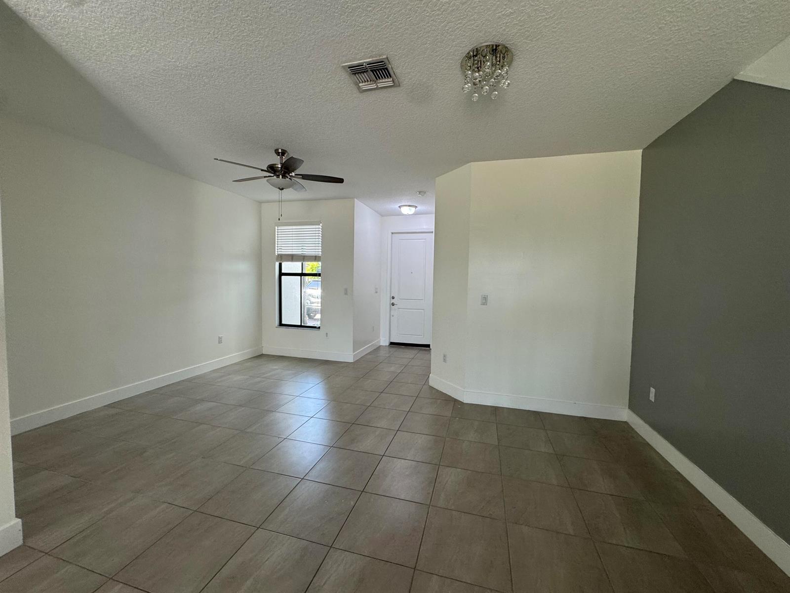 Building Photo - 2037 Oysterwood Ln