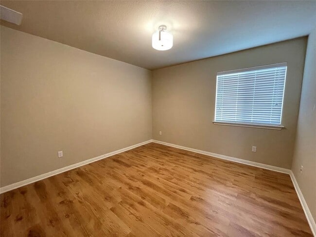 Building Photo - 600 Lakemont Dr