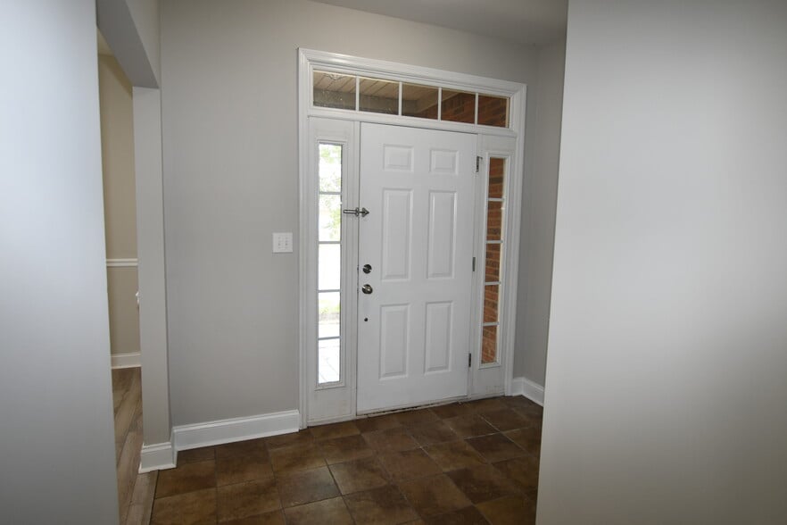 Building Photo - 486 Sussex Dr SW