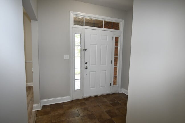 Building Photo - 486 Sussex Dr SW