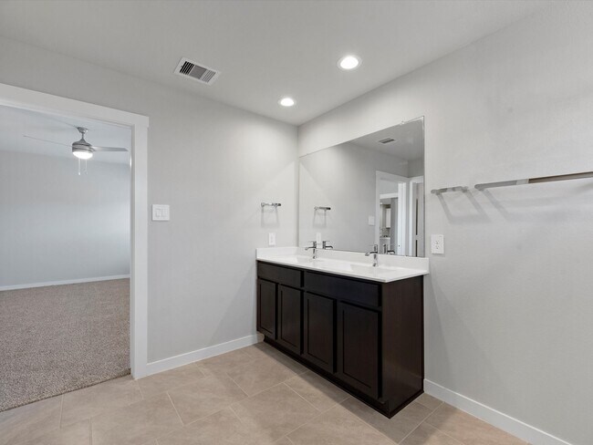 Building Photo - 3335 Silverton Dr