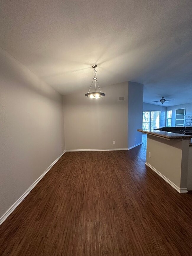 Building Photo - Pointe 360 @ 222 Condominiums - Huge 2 bedroom w attached Garage -  $1295 Rent w Credit - Pool