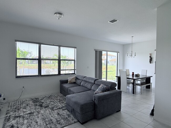 Building Photo - 5465 Soria Ave