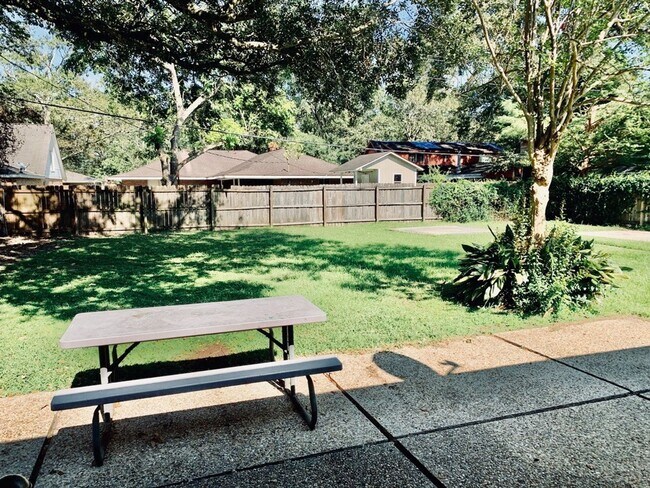 Building Photo - Immaculate home in Broadmoor