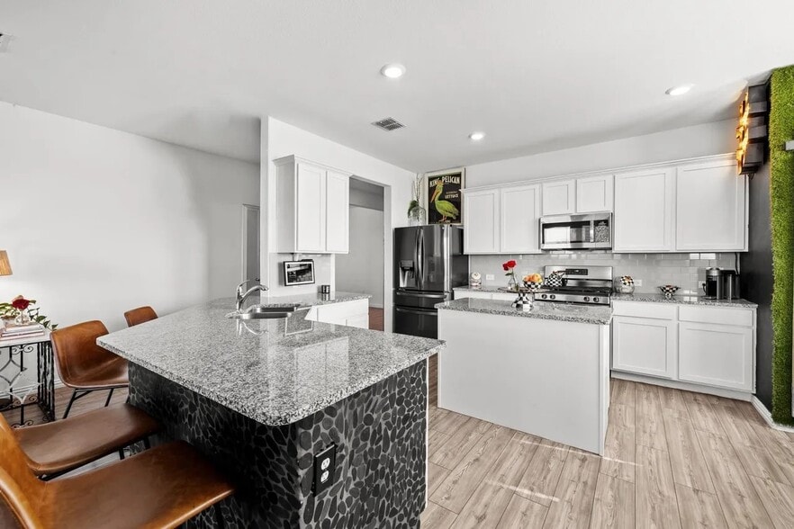 Building Photo - 7101 Crepe Myrtle Ave