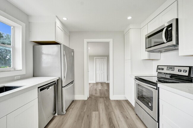 Building Photo - 5601 SW 36th Ct