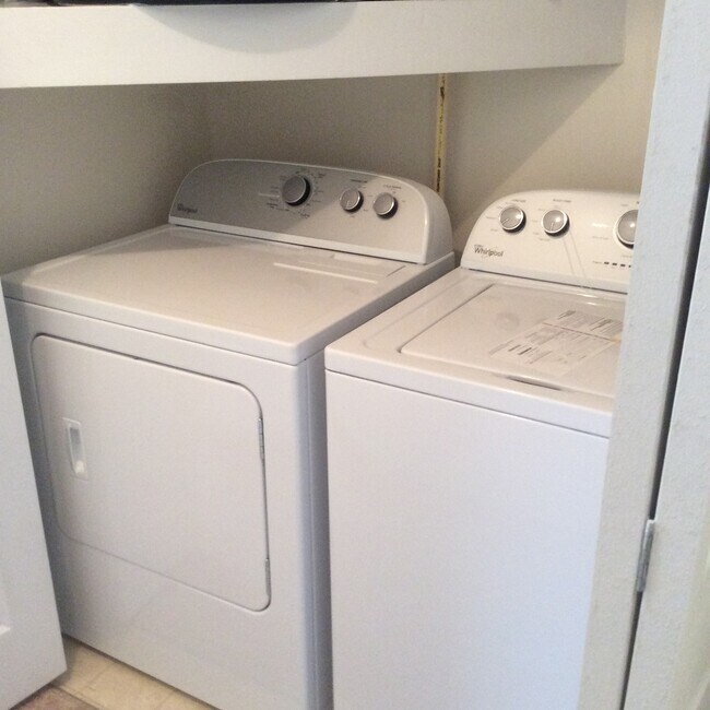 Building Photo - Updated flooring, McClelland Town homes 2BR/2Bath one level patio home, with back court yard! Clo...