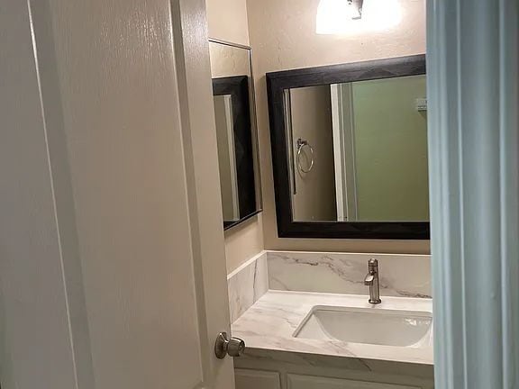Building Photo - "Charming 3-Bed Oasis with Cozy Fireplace on Lighthouse Dr, Bakersfield!"