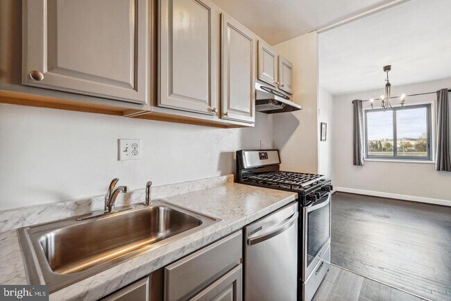 Building Photo - 1300 S Arlington Ridge Rd