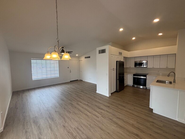 Building Photo - 9940 E Gray Hawk Dr