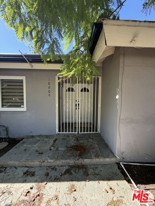 Building Photo - 10609 Reseda Blvd