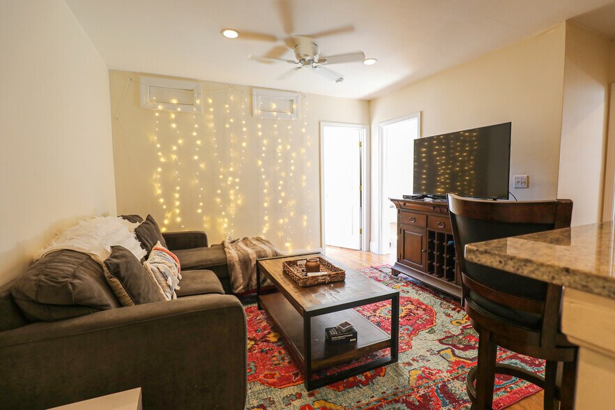 Building Photo - 66 Egmont St