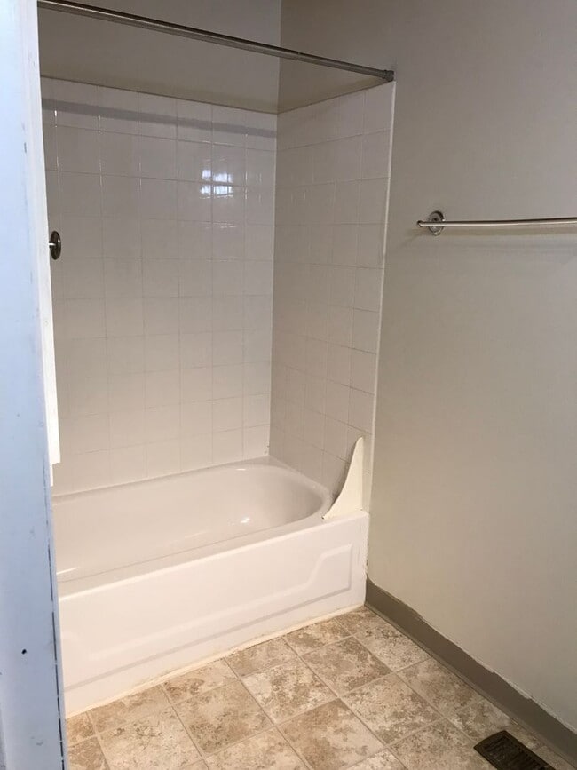 Building Photo - Charming 2 Bedroom 1 Bath house Available ...
