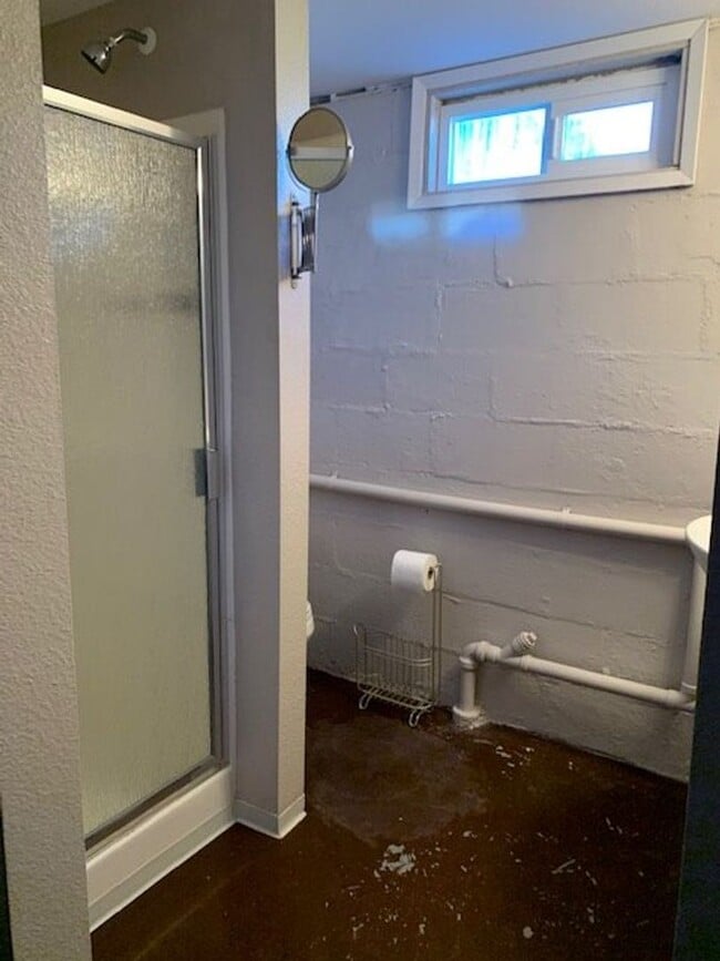 Building Photo - 3 bd., 2 bath remodeled Duplex