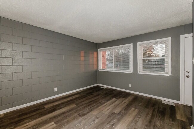 Building Photo - Charming 2 Bed, 1 Bath Apartment in Indianapolis - Don't Miss Out!