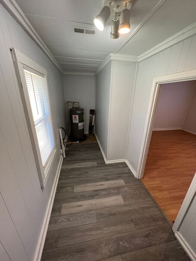 Building Photo - Remodeled spacious home in great location!