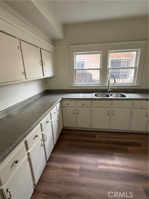 Building Photo - 860 W 56th St