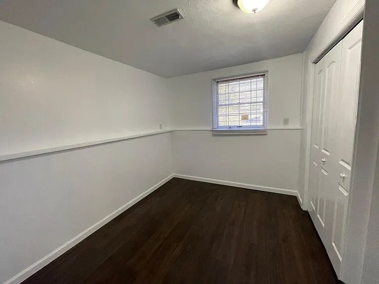 Building Photo - 1637 River Crest Dr