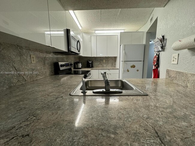 Building Photo - 210 W 68th St