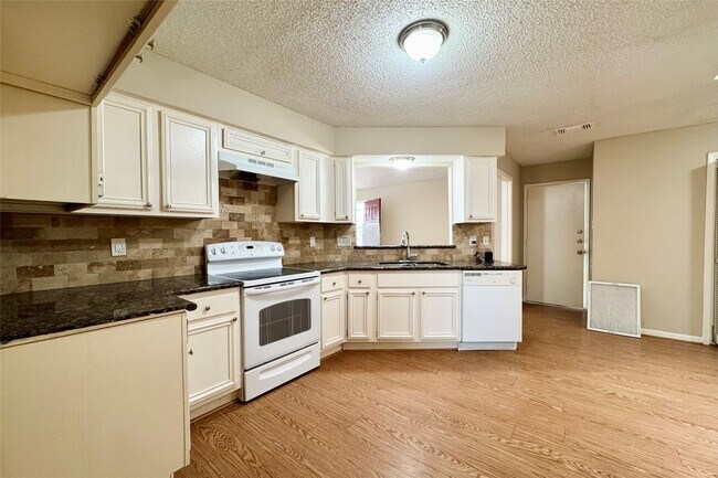 Building Photo - 3511 Palm Grove Dr