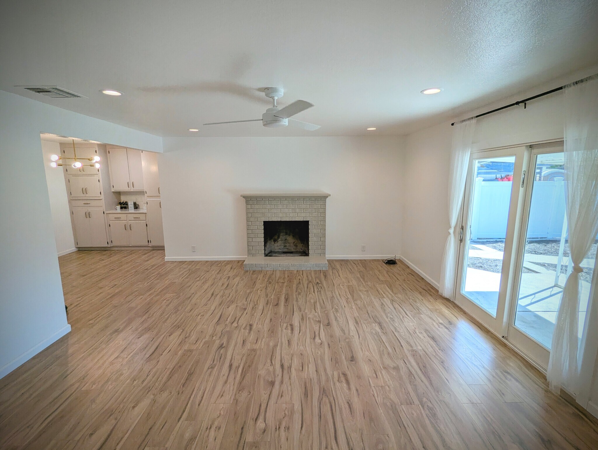 Building Photo - 2213 Newport Dr