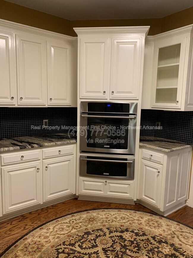 Building Photo - 300 Genesis Dr