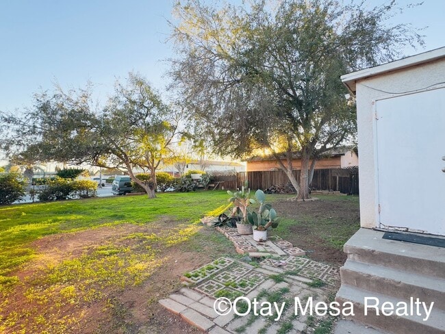 Building Photo - Charming 2-Bedroom Home with Expansive Outdoor Space