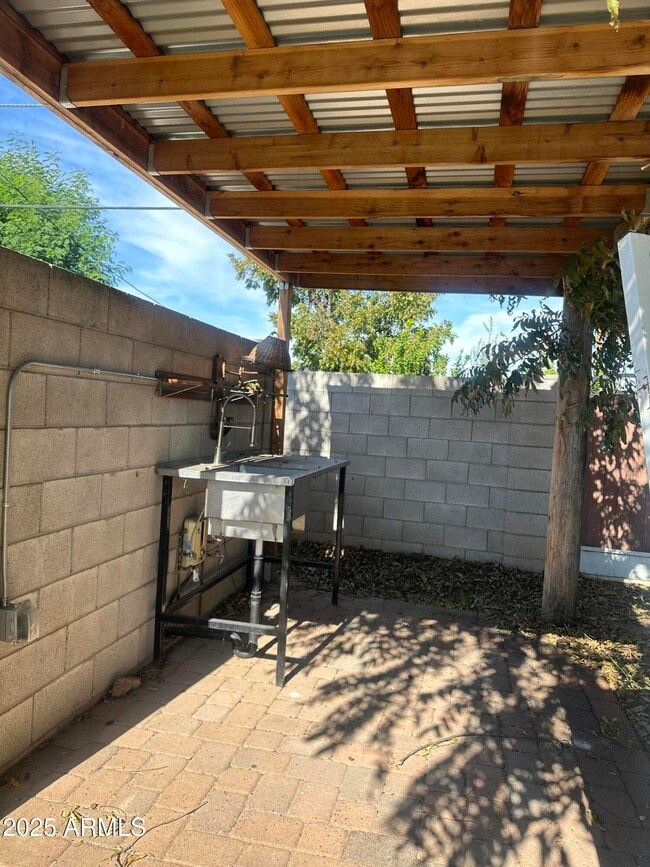 Building Photo - 3112 E Cypress St