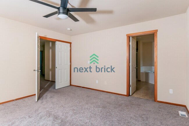 Building Photo - Stunning Bothell 5-Bedroom with flexible bonus room