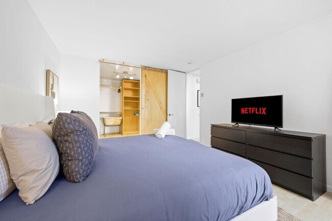 Building Photo - 6333 La Jolla Blvd