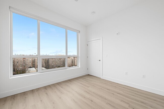 Building Photo - 17 Ave E