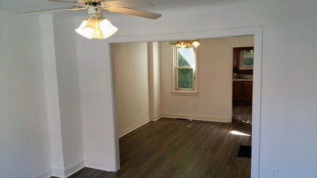 Building Photo - Rare pet-friendly downtown rental with off street parking and fenced yard!