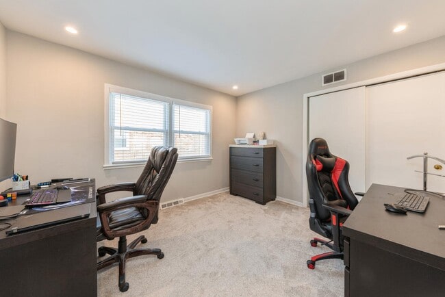 Building Photo - 856 E Capri Dr