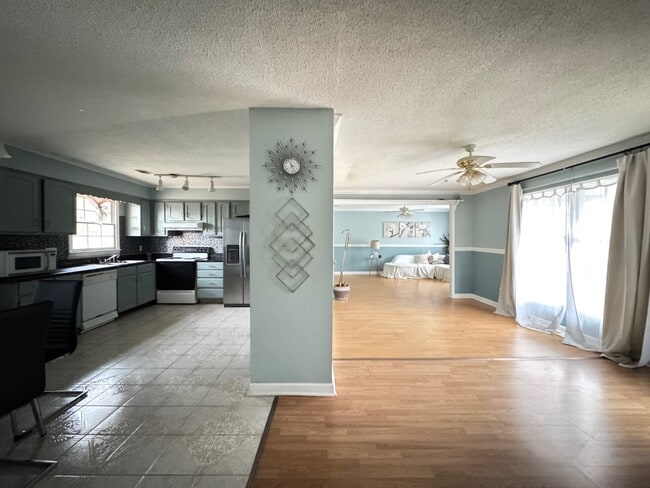 Building Photo - 8027 Country Oaks Rd